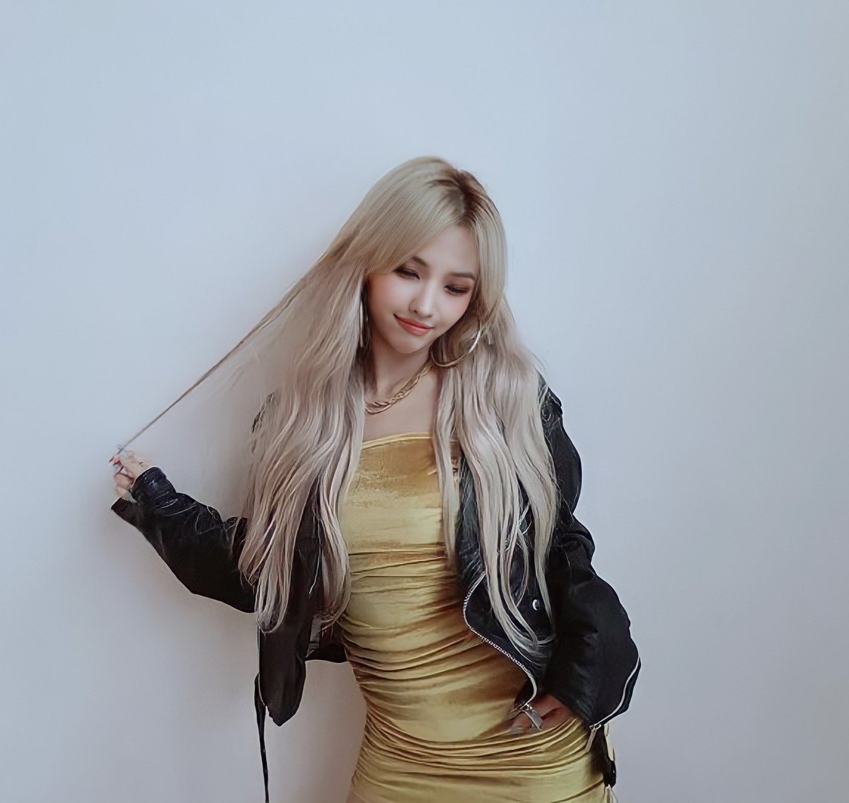 [#SOYEON🐝] Oi oi, Nevies! Como vocês estão nesse domingo?🥺
Ouvi dizer que em breve teremos umas surpresas...