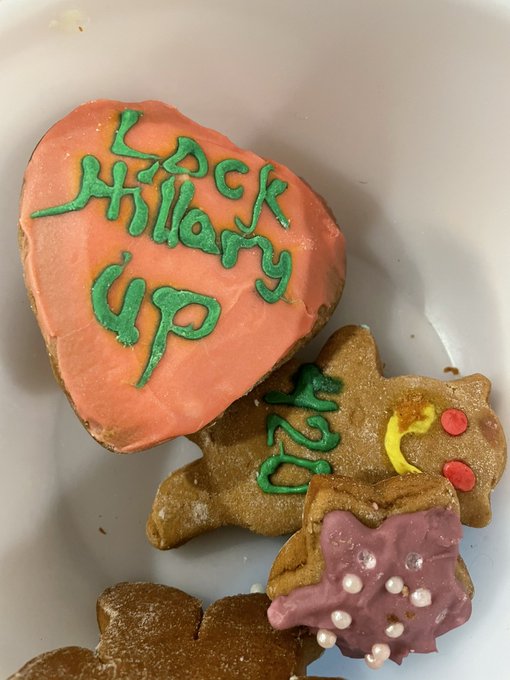 got gingerbread cookies from my favorite mom https://t.co/Ee9jnkt1sX