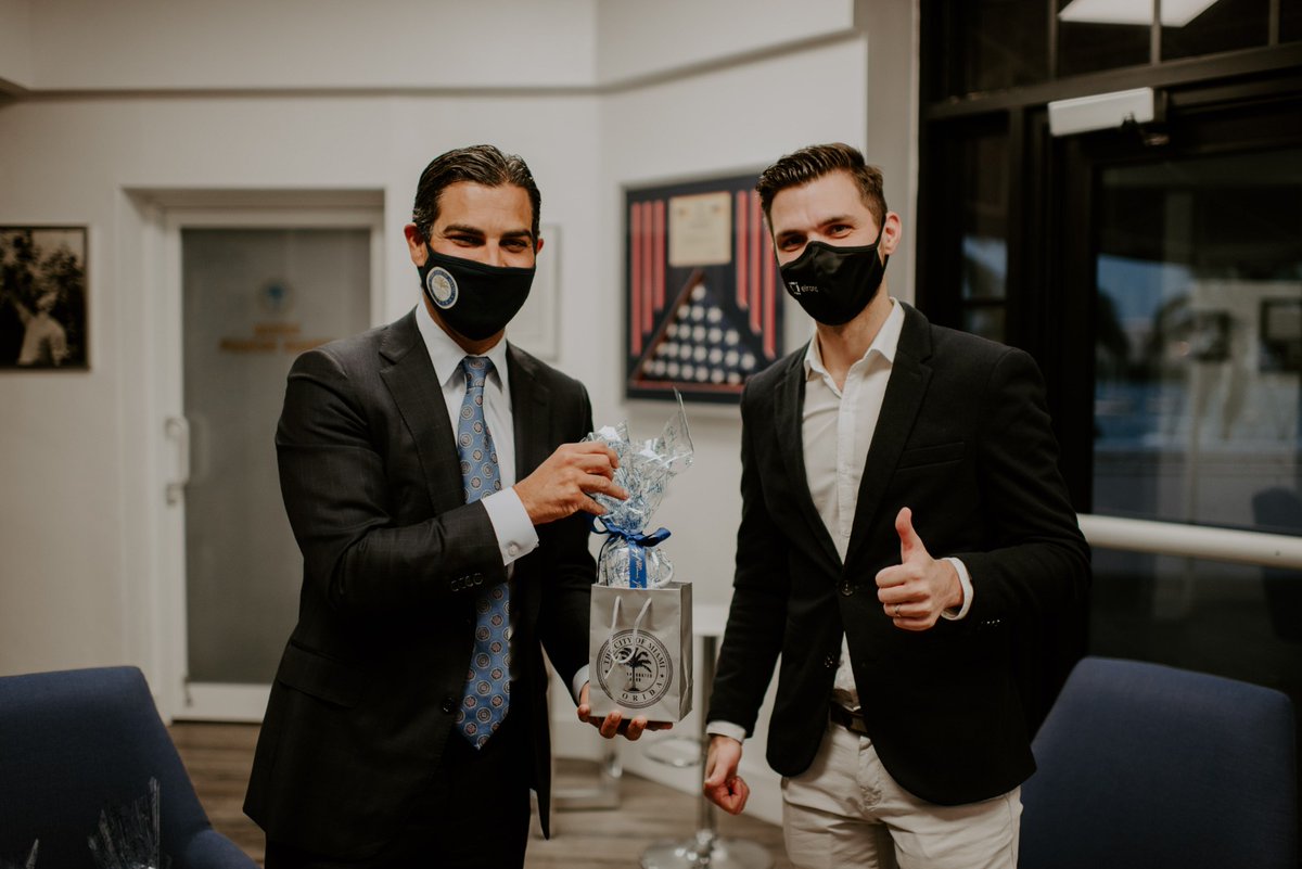 beniaminmincu's tweet photo. 1/ On Friday, I met with the Mayor of Miami, @FrancisSuarez, to have a discussion about the multi-trillion dollar opportunity in blockchain/crypto, and how Elrond can help Miami seize this opportunity.
 
#hypergrowth100 Day 6.

Thread: https://t.co/AdDMJxK2C4