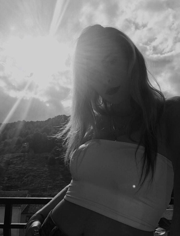 laiavlr's tweet photo. hola dejo x aquí estas fotos nunca publicadas q me encantan xq soy una reina y aquí la autoestima se la sube una y yastá 

y q no todo sea nieve viva el team verano osq 🌿 https://t.co/aPdoYkyZrj