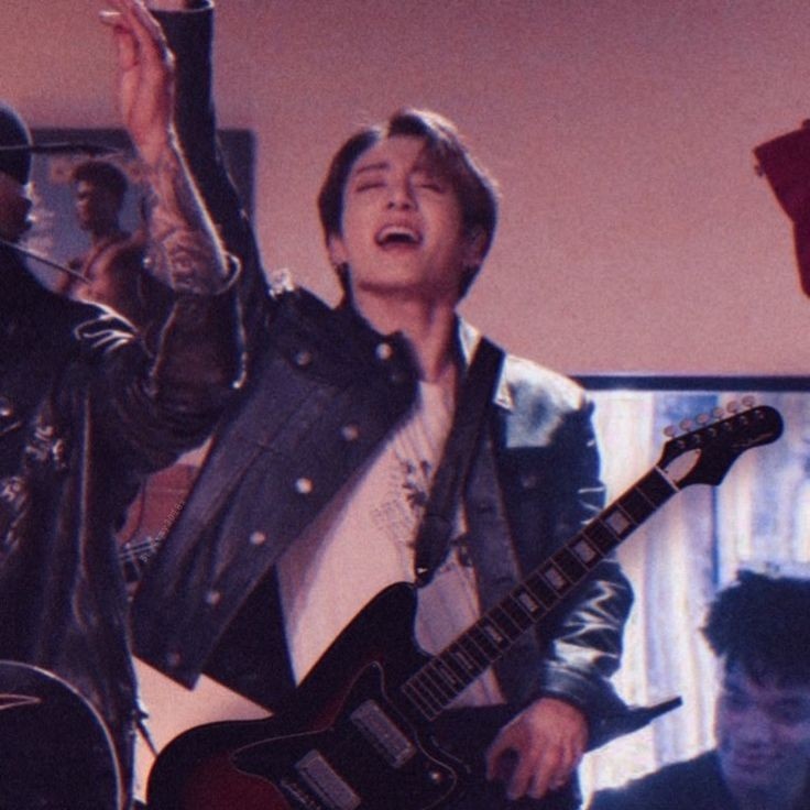 isLovelyLovely's tweet photo. Km au ─ Alive

𝗝un𝗴𝗸oo𝗸 siempre se sentía bien al pasar las yemas de sus dedos por las cuerdas de su guitarra para hacerla gruñir, pero hace mucho que no se sentía vivo en el escenario.

No hasta que un lindo estilista algo timido pero de lengua afilada lo puso en su lugar. https://t.co/OU8aVLrpio
