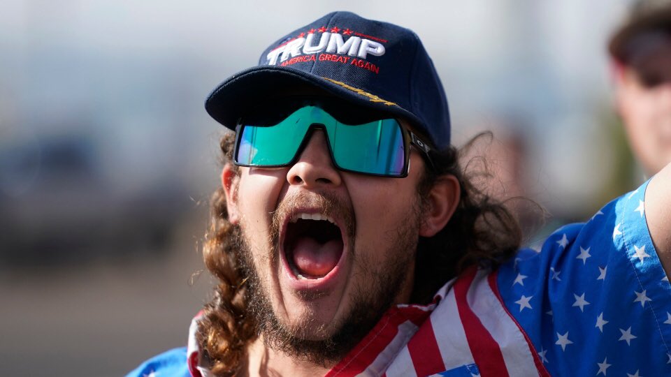 Eg velti því stundum fyrir mér hvort regluleg notkun á ljótum sólgleraugum valdi framheilarýrnun.