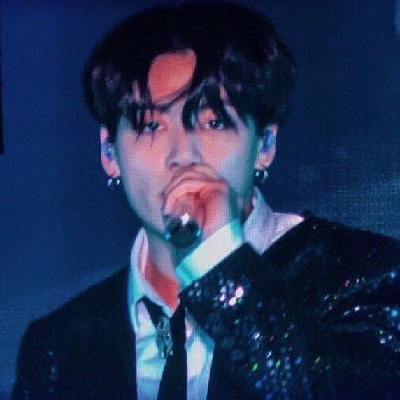 isLovelyLovely's tweet photo. Km au ─ Alive

𝗝un𝗴𝗸oo𝗸 siempre se sentía bien al pasar las yemas de sus dedos por las cuerdas de su guitarra para hacerla gruñir, pero hace mucho que no se sentía vivo en el escenario.

No hasta que un lindo estilista algo timido pero de lengua afilada lo puso en su lugar. https://t.co/OU8aVLrpio