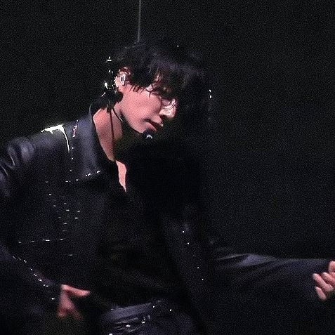 isLovelyLovely's tweet photo. Km au ─ Alive

𝗝un𝗴𝗸oo𝗸 siempre se sentía bien al pasar las yemas de sus dedos por las cuerdas de su guitarra para hacerla gruñir, pero hace mucho que no se sentía vivo en el escenario.

No hasta que un lindo estilista algo timido pero de lengua afilada lo puso en su lugar. https://t.co/OU8aVLrpio