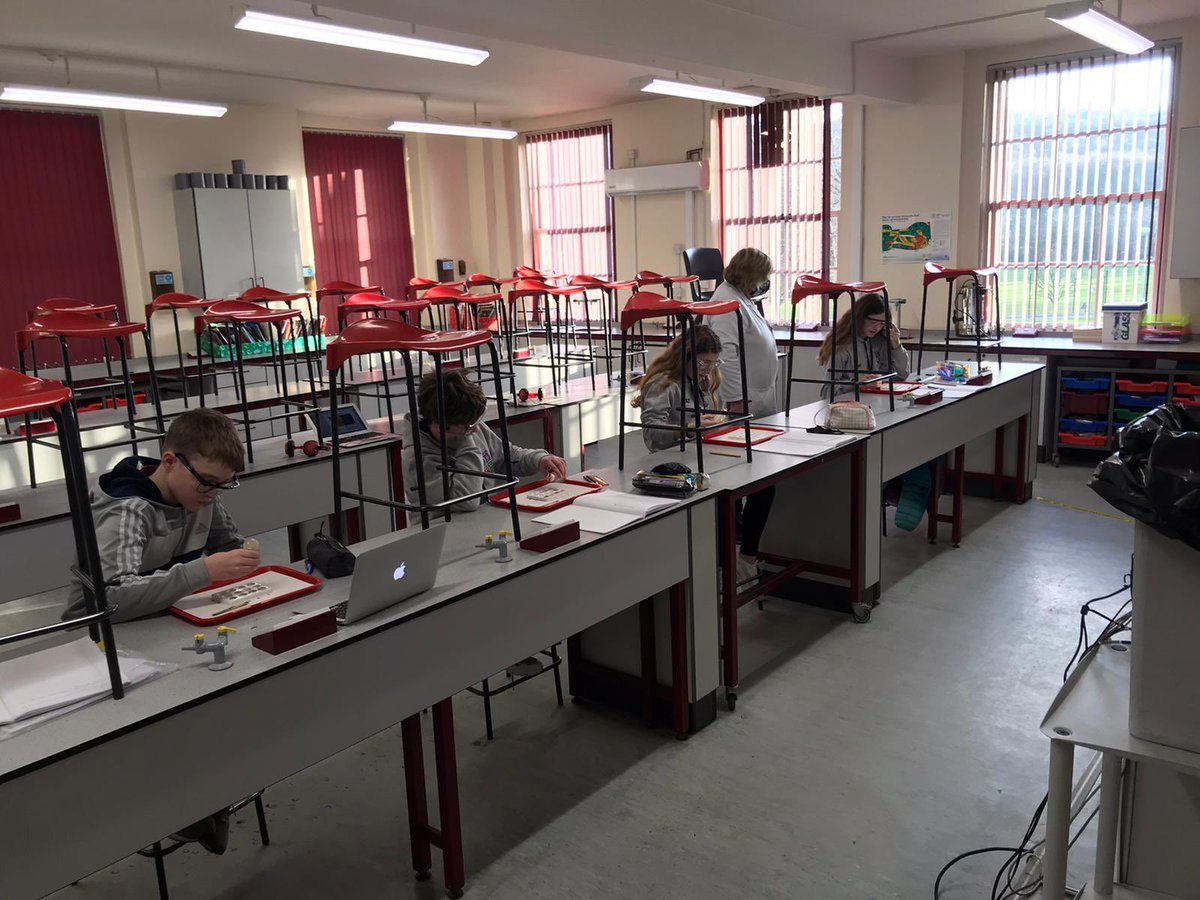 WGS_BIOLOGY's tweet photo. Mr Exeter including practical in his remote chemistry lesson. Year 7s are investigating the pH of common substances. Demo for those at home, Key worker children getting to visit the chemistry lab and try it out for themselves. #teachingscienceremotely @woodhouse_grove https://t.co/2htLNEMENX