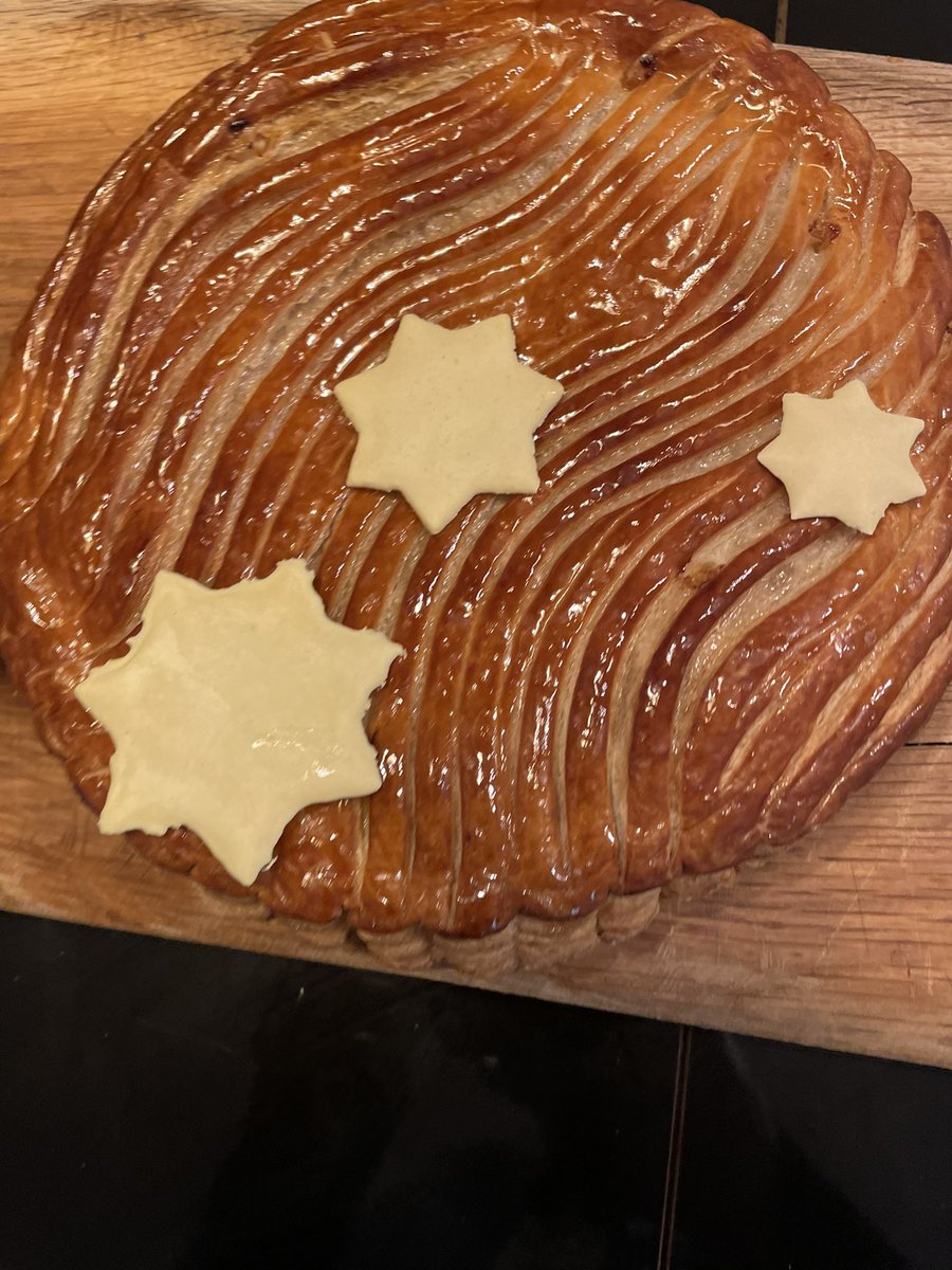 Julian Bugier On Twitter Miam Miam La Galette C Est Tout France2tv Bon Dimanche Les Amis A Demain 13h