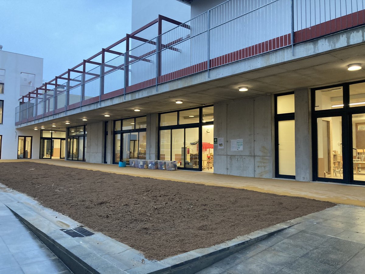marcjurado's tweet photo. @MartiEstruch @EAnglesola @educaciocat @consorciedubcn @AFAanglesola @merigu3 @oteroangulot3 @DiariEducacio @BCN_LesCorts Som moltes les que ens estem fent l’escola nova a sobre!!! 😱😍🥰 https://t.co/SEB36JAnwn