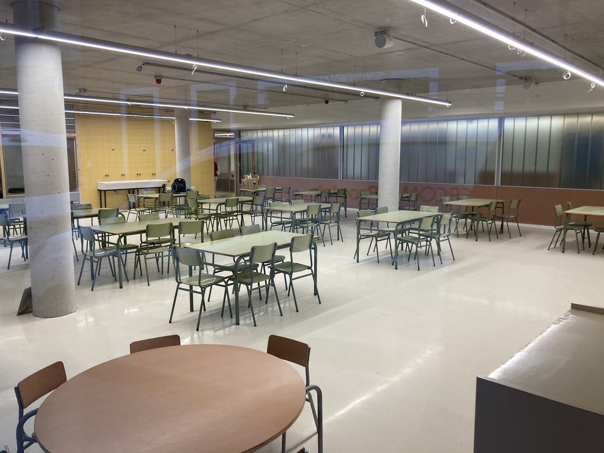 marcjurado's tweet photo. @MartiEstruch @EAnglesola @educaciocat @consorciedubcn @AFAanglesola @merigu3 @oteroangulot3 @DiariEducacio @BCN_LesCorts Som moltes les que ens estem fent l’escola nova a sobre!!! 😱😍🥰 https://t.co/SEB36JAnwn