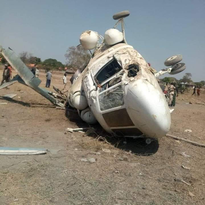 Gen. Garang mabil and others survive helicopter crash
A helicopter carrying a dead body accompanied by Gen. Mabil this afternoon crashed in Cueibet market. 6 people were on board. No one was hurt. https://t.co/aWd1T1N91g