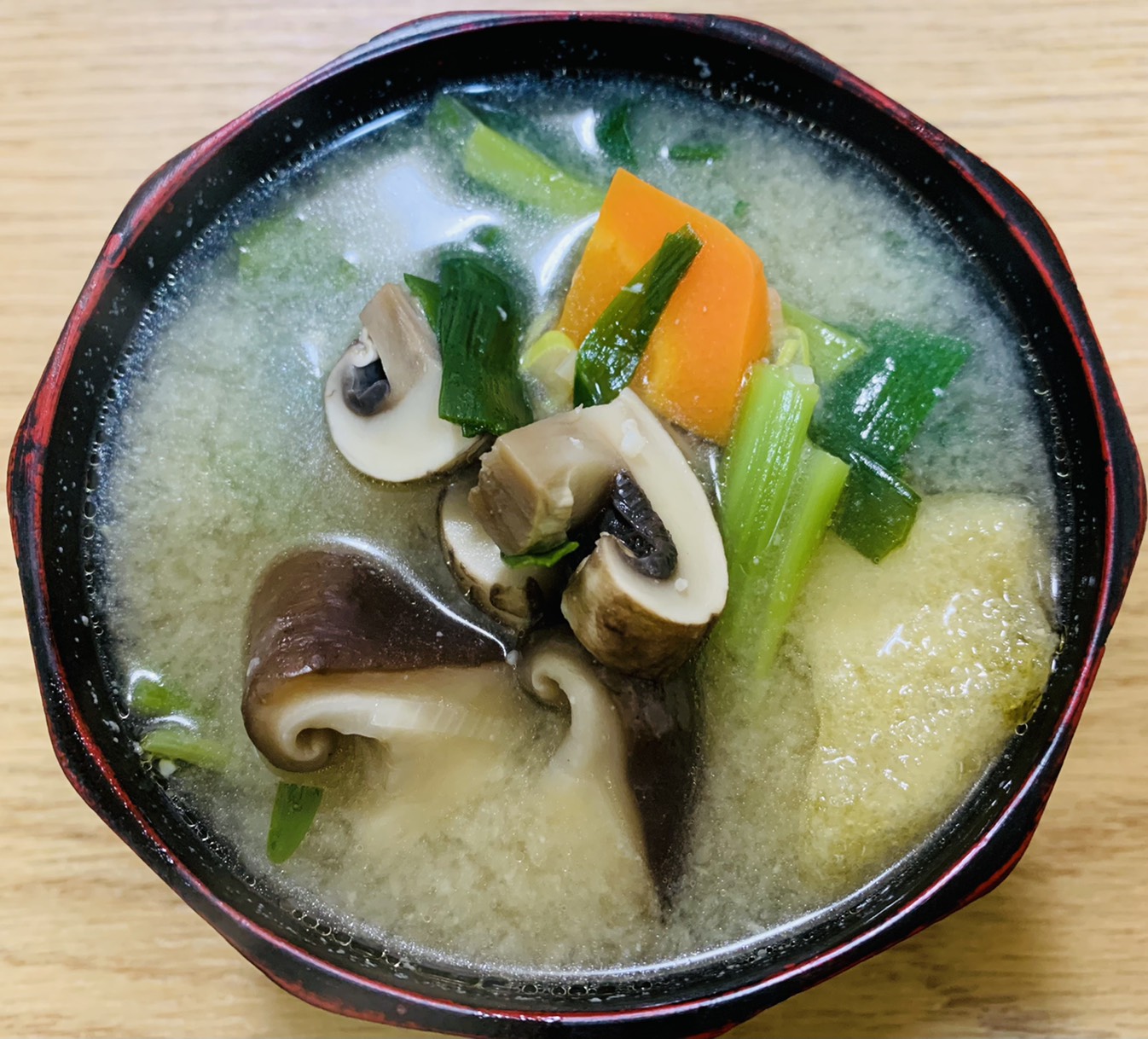 桂竹紋 先日マッシュルームと椎茸が安かったので買って帰り ニラ 葱 玉葱 人参 大根 大根葉 椎茸 マッシュルーム 刻み大蒜少々 松山あげ 味噌二種 やはり茸を入れると出汁が出てうまいのなんのって マッシュルーム入り味噌汁も本当に悪くない