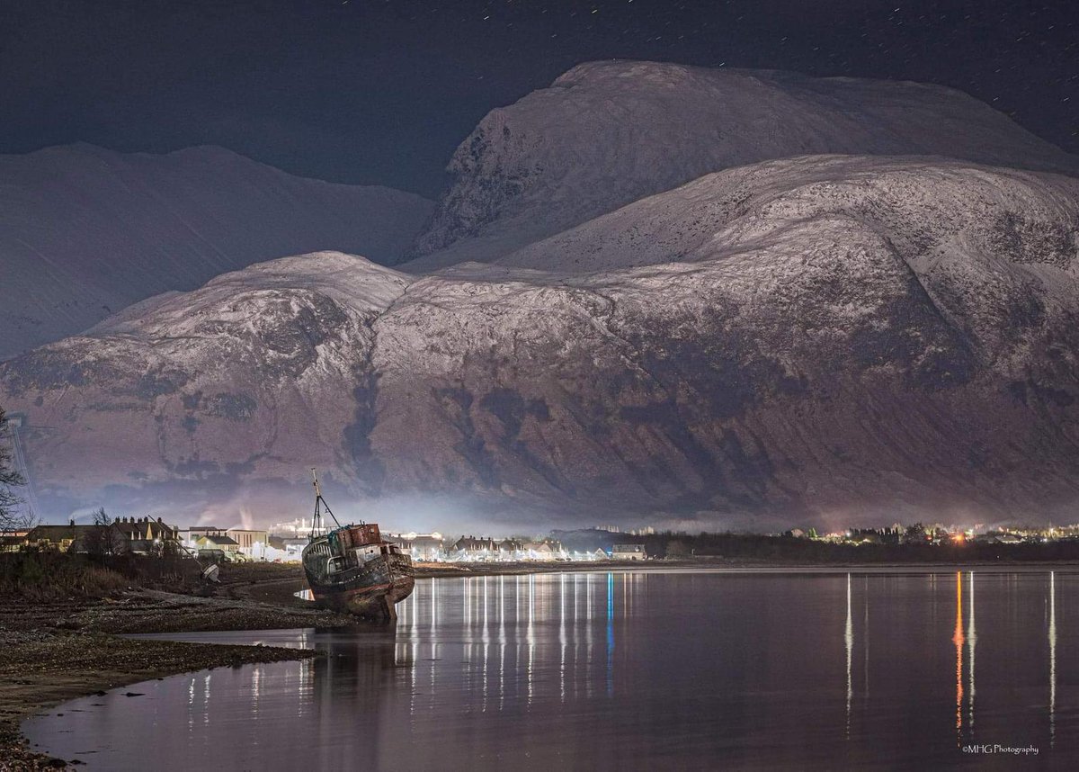 One of those rare photos that make you stop in your tracks and whisper "Wow..."
"Lochaber at Night" - wintery scene of Loch Linnhe, Caol Shore and Ben Nevis, taken from Corpach Pier, by Mark Gillies.
etsy.com/uk/listing/939…
