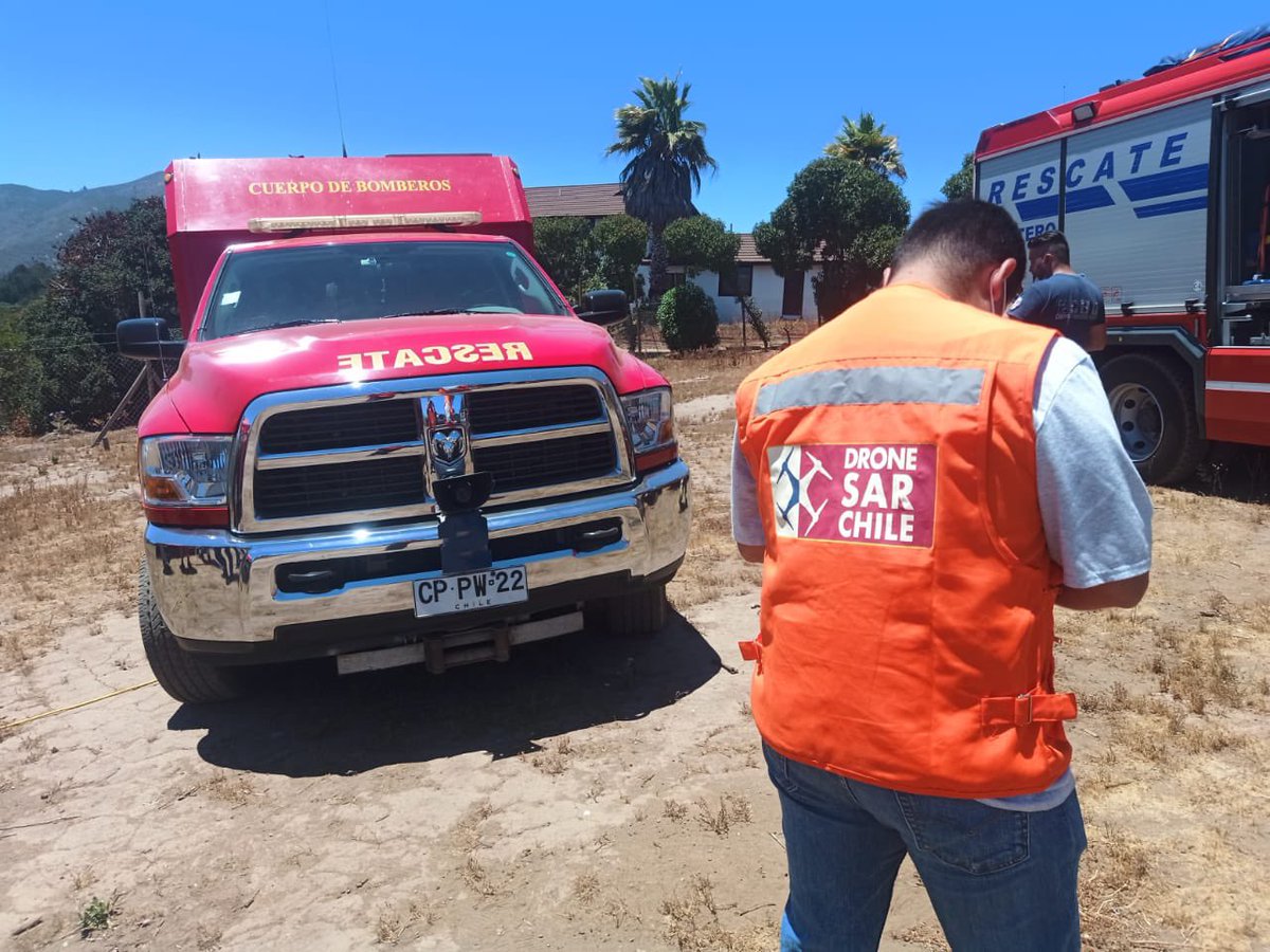 DroneSARChile's tweet photo. Binomio de voluntarios @DroneSARChile Zona Litoral se suma a la búsqueda presunta desgracia en conjunto con @cbquintero1955 #BomberosQuintero #SomosPersonasQueAyudamosAPersonas #DroneSARWorld #DronesHumanitarios #DronesFordGood https://t.co/0bTVmsqqWY