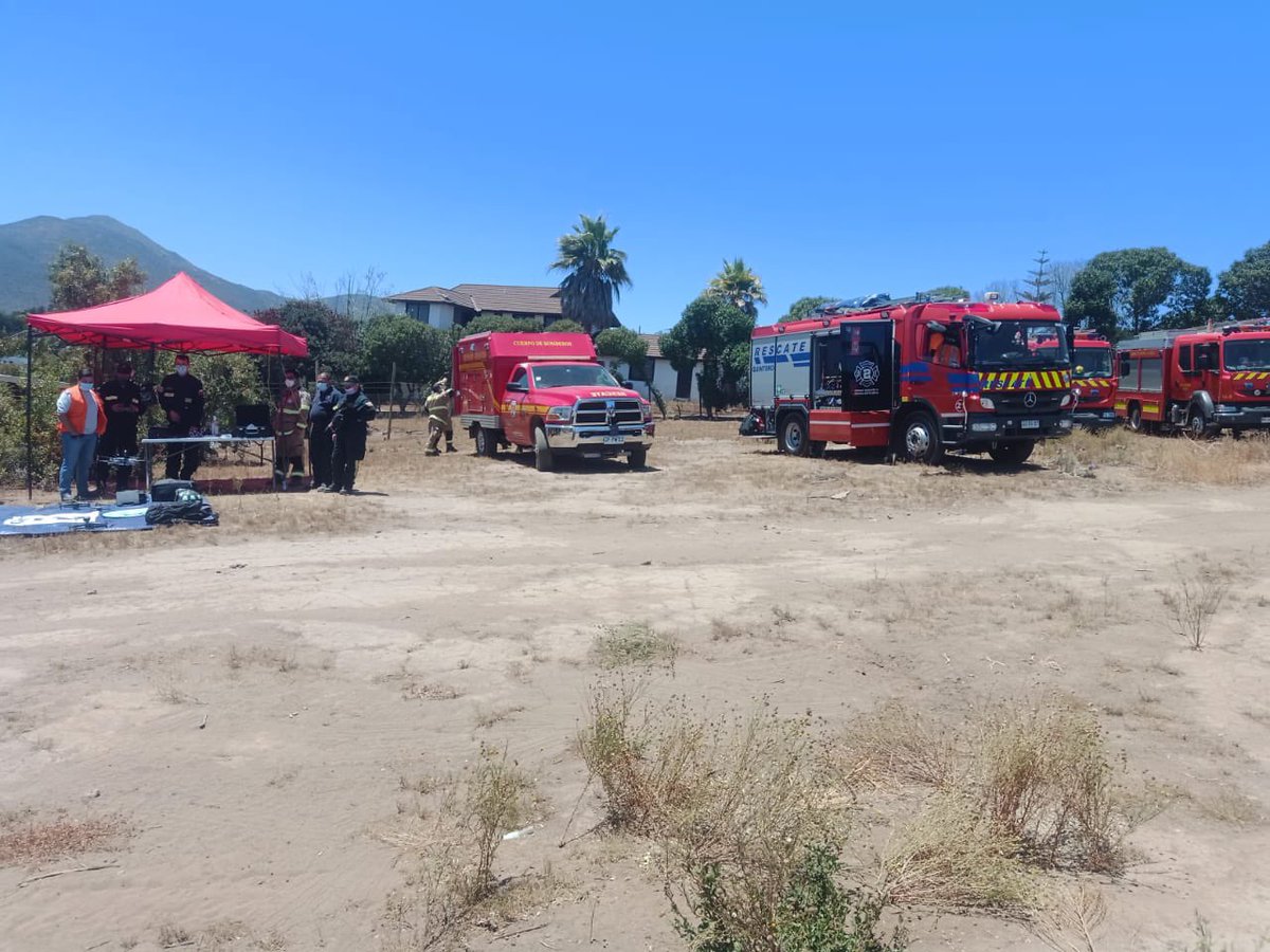 DroneSARChile's tweet photo. Binomio de voluntarios @DroneSARChile Zona Litoral se suma a la búsqueda presunta desgracia en conjunto con @cbquintero1955 #BomberosQuintero #SomosPersonasQueAyudamosAPersonas #DroneSARWorld #DronesHumanitarios #DronesFordGood https://t.co/0bTVmsqqWY