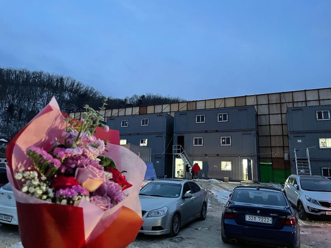 KangHaNeul_PH's tweet photo. [SNS] 210110 More photos from The Pirate 2: Goblin Flag crank up shared by the Staff and Actors 😊

They safely finish the 93th filming and they got flower bouquets 💙 

#SKY #KangHaNeul #강하늘 #カンハヌル #HanHyoJoo #LeeKwangSoo #KwonSangWoo #Sehun #Subin #해적2 #도깨비깃발 https://t.co/nQDf8ancNL