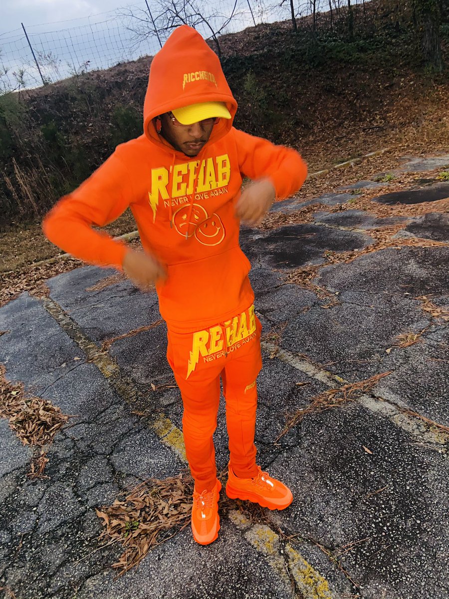These Versace make my feet hurt I can’t even trip dese bitches cost more den my tshirt ‼️🤦🏾‍♂️