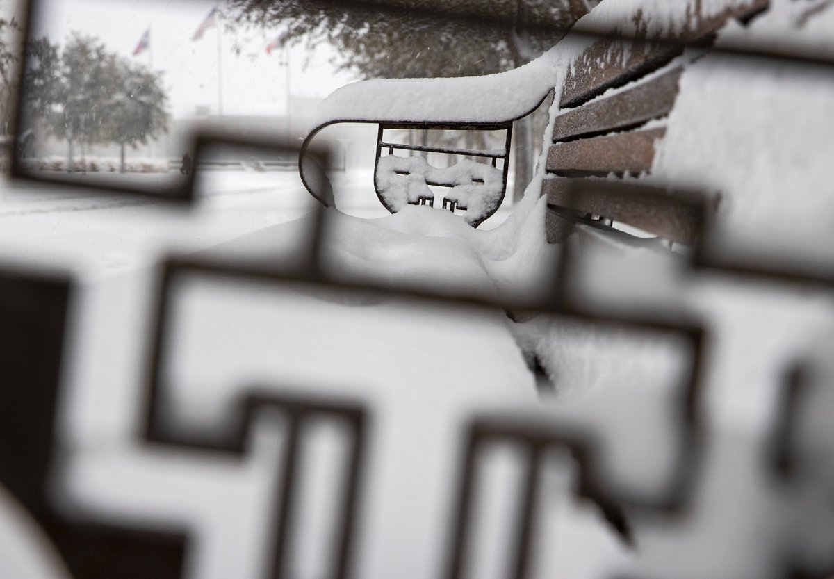 Brad_Tollefson's tweet photo. Three to four inches of snow fell on Texas Tech last night and this morning. https://t.co/M8eqjX3sbK