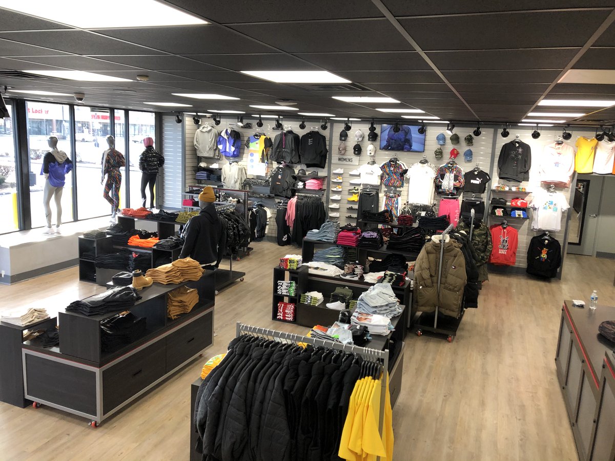 DTLRVILLA's tweet photo. #CHICAGO 🚨 WE'RE OPEN🚨 DTLR GRAND PLAZA 🏃🏾‍♂️
 has re-opened! 🔑 🔑 🔑

Fully stocked w/ the latest releases, fresh apparel and more.  Stop by and shop with us today!

📍 DTLR - GRAND PLAZA
5401-05 S. Wentworth Plaza
Chicago, IL 60609

@mikestreetz

#DTLR
#Chicago
#DisChicago https://t.co/2mLC4DgbD1