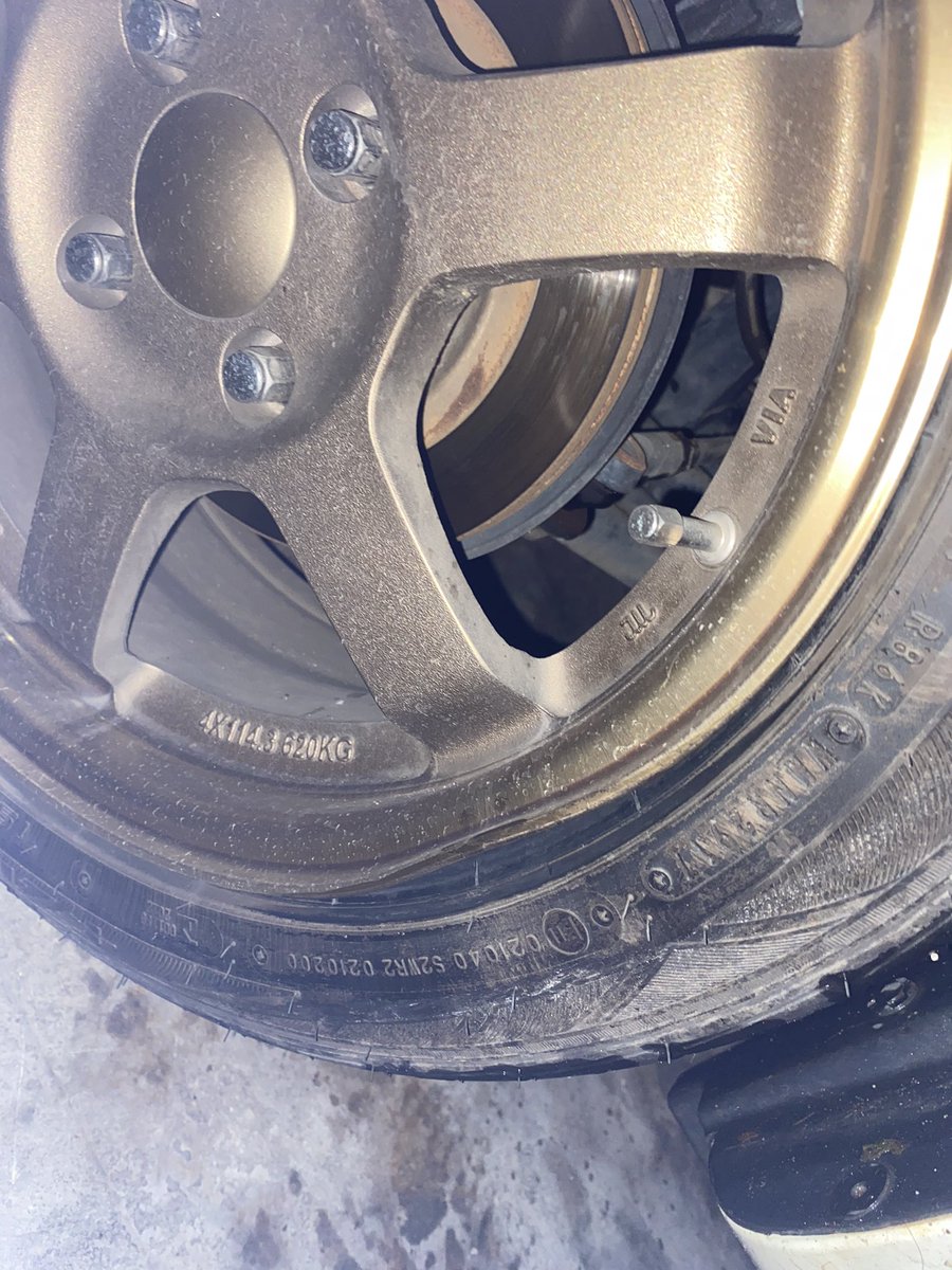 hrithfirdaus's tweet photo. Assalamualaikum, @JKRJohor @MP_PASIRGUDANG @KitaBangsaJohor 
Boleh tak saya nak buat claim kalau rim bengkok mcm ni disebabkan lubang yg terlalu bnyk di highway pasir gudang. Mohon phak bertanggungjawab ambil tindkn secepat mungkin. Sblm ramai lagi mangsa yg kena. RT for awarenes https://t.co/9PBxcubPbd