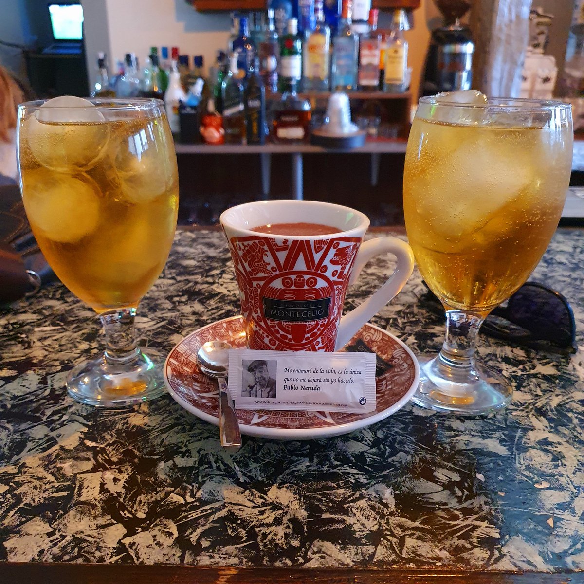 Mygue46's tweet photo. 🍹Unos de copas y otros de chocalatito☕ calentito para el fresquiviriii ‼️

#copas #chocolate #frio #nieve #Domingo #amigos #momentos #sevilla #andalucia #RedBull https://t.co/t9TbthHdNo