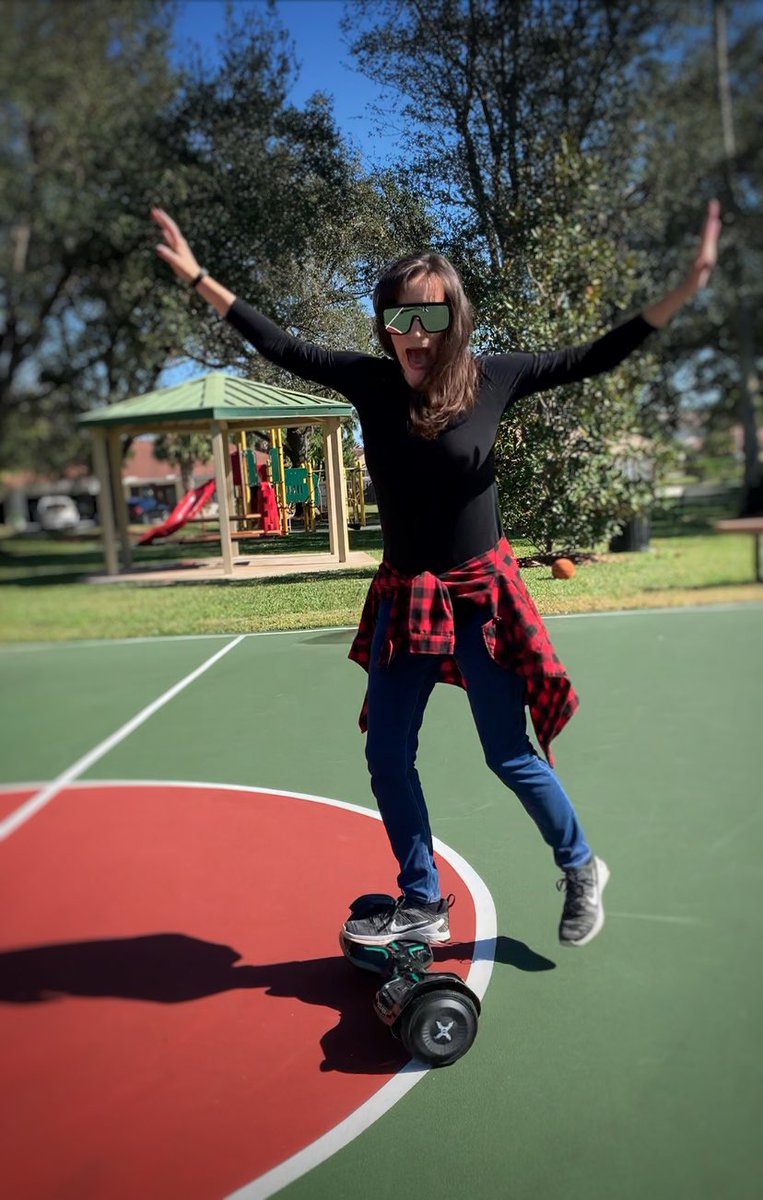ChristinaAllDay's tweet photo. I donβt care who you are, this #hoverboard stuff is no walk in the park. @ridehover1 #ridehover #hoverboardfail https://t.co/GU2iepeVXA
