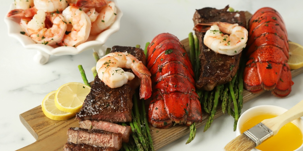 A surf and turf dinner fit for the King of the Sea! Wild shrimp, #lobstertails and Prime New York strip steaks. Ships anywhere in the USA! 😋 
Order l8r.it/vxqb