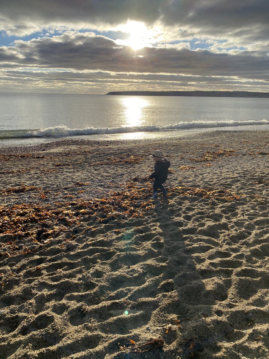 Shelley_Marie86's tweet photo. Another beautiful day in Kernowfornia today. You’d hardly tell it was January! #lockdownlife #60minsonthebeach #marazion #penzance #january2021 https://t.co/2tGkfP5M8i