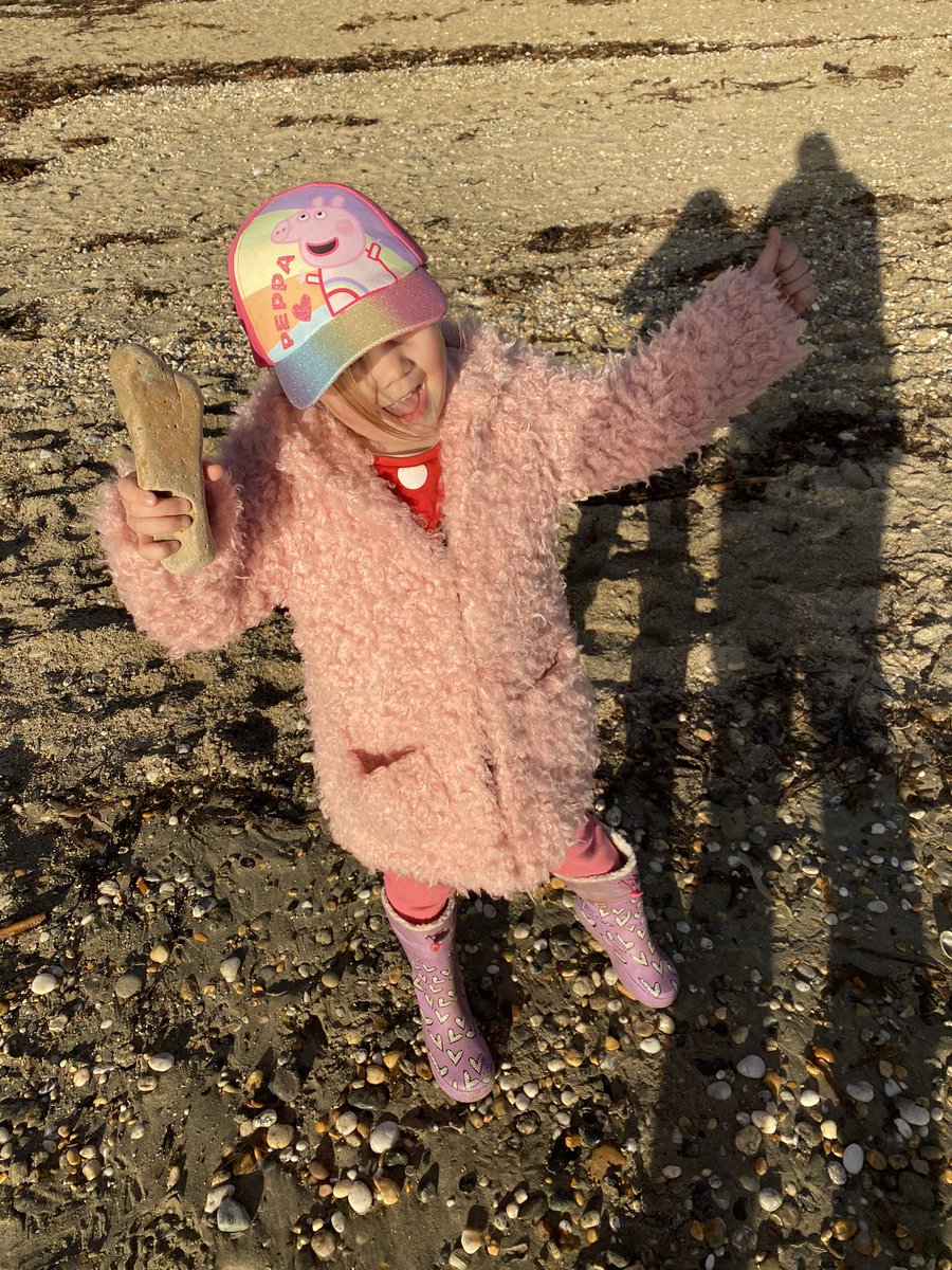Shelley_Marie86's tweet photo. Another beautiful day in Kernowfornia today. You’d hardly tell it was January! #lockdownlife #60minsonthebeach #marazion #penzance #january2021 https://t.co/2tGkfP5M8i