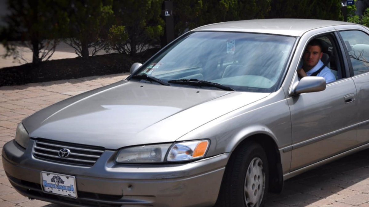 SBN_Ricky's tweet photo. One reason I think the Bears can win today:

Mitch Trubisky drove a '97 Camry to dinner with Ryan Pace https://t.co/gtY0kjEcXR