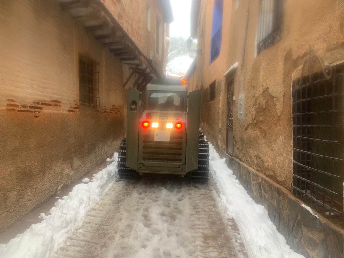 UMEgob's tweet photo. Uno de los medios que cobra especial relevancia en la apertura de accesos en los núcleos urbanos son las mínimaquinas, ya que pueden trabajar en lugares estrechos donde la maquinaria pesada no puede acceder.
#Daroca #FMA #BorrascaFilomena https://t.co/fIirdQKLMq