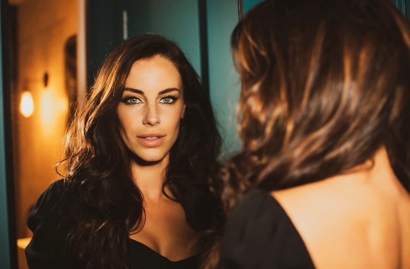 Storyteller at Heart ❤️💫 Living the creative life with actress, producer &amp; singer/songwriter <a href="/jessicalowndes/">Jessica Lowndes</a>: pgj.cc/HcIKGB (📸: @farrahaviva) #jessicalowndes #actress #musician #creative #71magazine #my71mag #lightandsound #artesstraveled