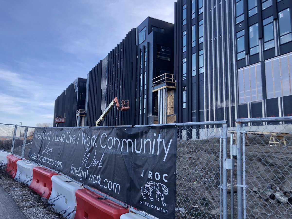 urbanetics_'s tweet photo. ❗️Electric Gardens construction tour thread:

This exciting new Tremont residential/coworking building on the Towpath Trail reflects spin-off development from trail investments. At already 30% leased (🤯), here’s a peek inside this beautiful new neighborhood addition.⬇️ (1/6) https://t.co/6oMifIfwFS