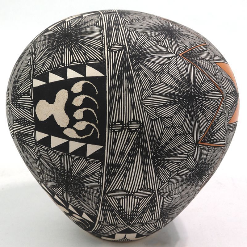 wrightsgallery's tweet image. Brian Delorme shows us his talent with this beautiful seed pot. View this piece and many more by following the link below. 
buff.ly/2KYqcwH
#NativeTwitter #supportnative