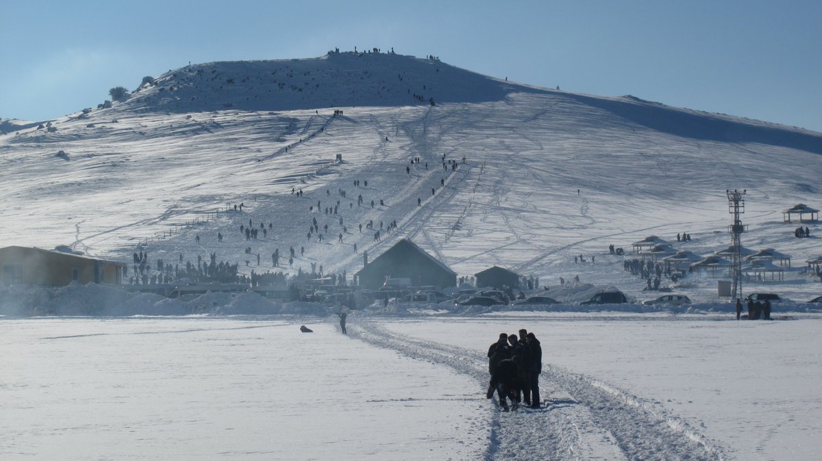 Hasretinden prangalar eskittik. 
İçimizi ısıtan soğuk havana hasret kaldık.⛄🌨❄