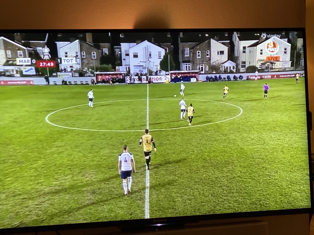 kasperh's tweet photo. Elsker at se Premier League hold spille mod hold fra lavere divisioner. Spurs spiller nu mod Marine FC fra den 8. bedste række. Banen har boliger 5 meter fra banen. Elsker FA Cuppen. #FACup #facupdk #pldk https://t.co/QlyIKoLKK1