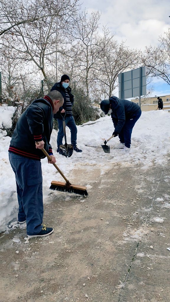 mj_baile's tweet photo. 💪Gracias Voluntariado,amigos/as x ayudar,profesionales y usuarias, con el bloqueo x nieve.
⚠️ Queda tarea pero así seremos #CapacesDeTodo
➡️Gracias @juantorresga @psacera y l@s q os habéis acercado a ayudar
Parte d #EfectoAPADIS! 💪👍💕 https://t.co/YkMbTeqwIB vía @APADISASOC