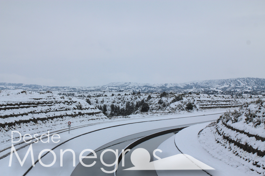 DesdeMonegros's tweet photo. La borrasca #Filomena deja estampas atípicas en Los Monegros, con una nevada que ha hecho historia. Aquí os dejamos las mejores fotos.

#nevadalosmonegros #losmonegros https://t.co/pbBWkogVh3