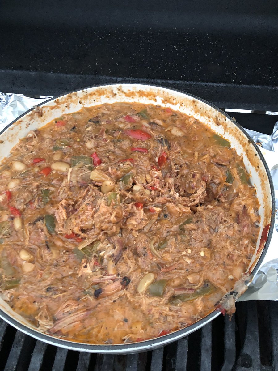 DUnit24's tweet photo. @pattomasulo @barstoolcarl Smoked Italian brisket/ smoked pork butt Italian sausage combo chili https://t.co/0UZ1WYTuy4