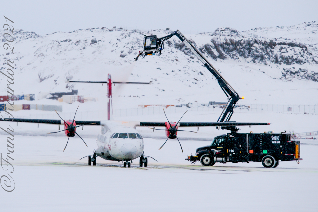FrankReardon1's tweet photo. A @ATRaircraft #ATR42 #CFTIL by @CanadianNorth being De-iced in #Iqaluit #Nunavut #YFBSpotters JAN.9.2021 https://t.co/xmF1nDVFI3