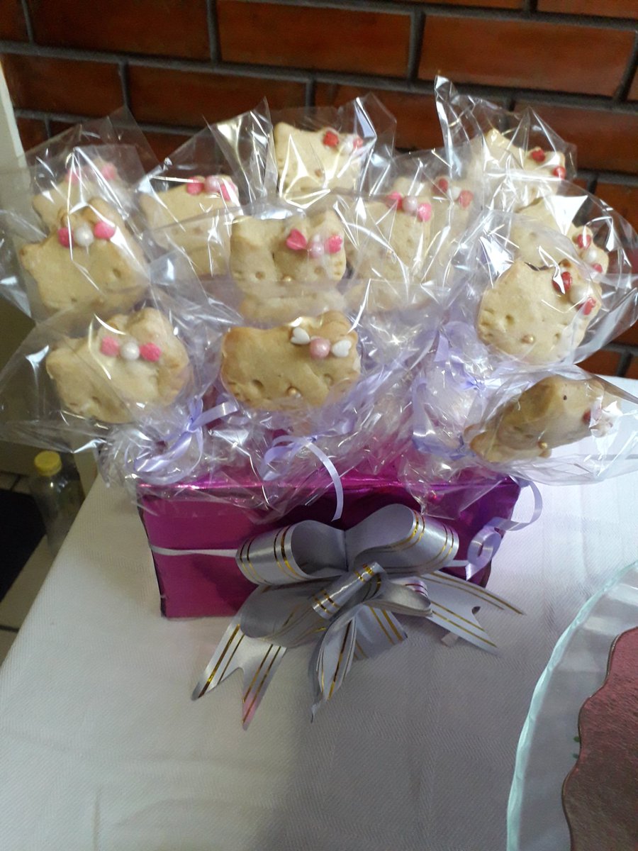 annissmrt's tweet photo. Pirulitinhos feitos por mim!😻 #cookies #HelloKittyparty #cute #catlover #birthday https://t.co/qpnwa5q5NN