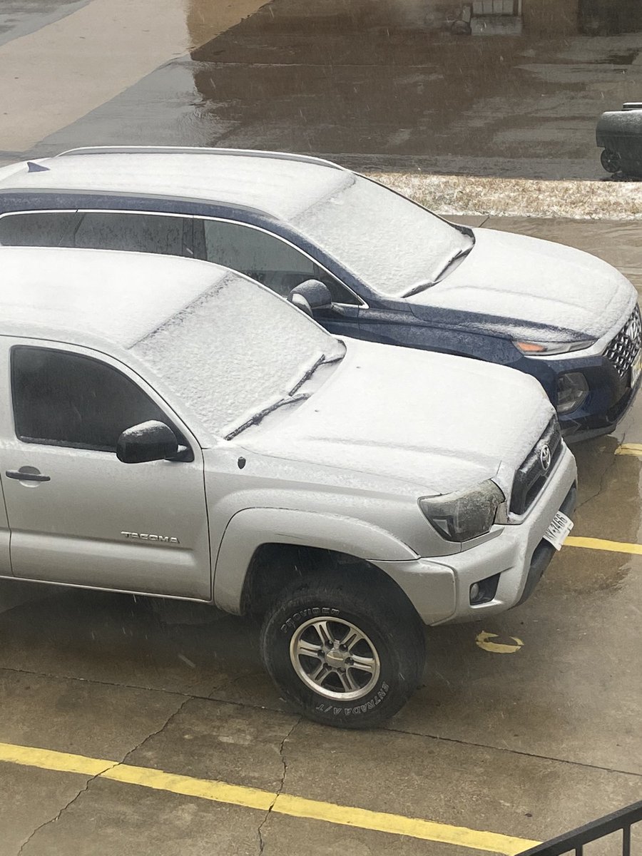 4dcaldwell's tweet photo. Snow in January that’s a scary sight #snowday #atdacrib #killeentx https://t.co/tK6mrHs5kR