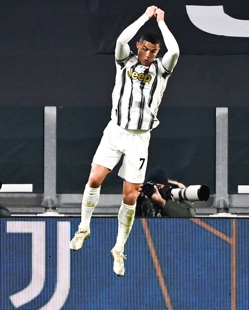 ActuFoot_'s tweet photo. Cristiano Ronaldo est devenu hier le joueur ayant inscrit le plus de buts en carrière, clubs et sélection confondus (759), à égalité avec l'Autrichien Josef Bican. 👑 https://t.co/o2mrlfnjoo