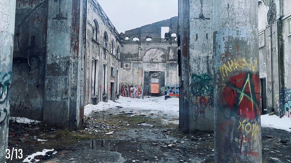 3/ The structure was abandoned and left to contend with the destructive entropy of the natural environment. Forces of nature had gradually eroded its concrete carcass and peppered its crevasses with weeds.Visitors had transformed it with graffiti, iconoclasm, and litter.