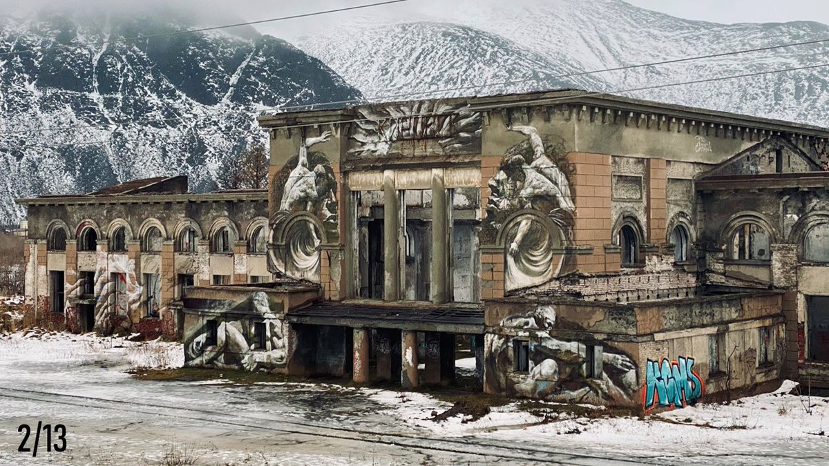 2/ I visited the remote Arctic town of Kirovsk: home to the ruins of an abandoned Stalin-era train station that remains 24 years after its closure.Following the collapse of the Soviet Union, declining population made the station uneconomic to maintain.