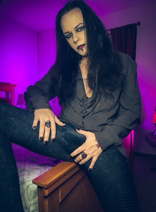 🦇🦇Spooky goth BF ready to strap you down🦇🦇  💀boy/girl content 💀solo content 💀private messaging 💀costume