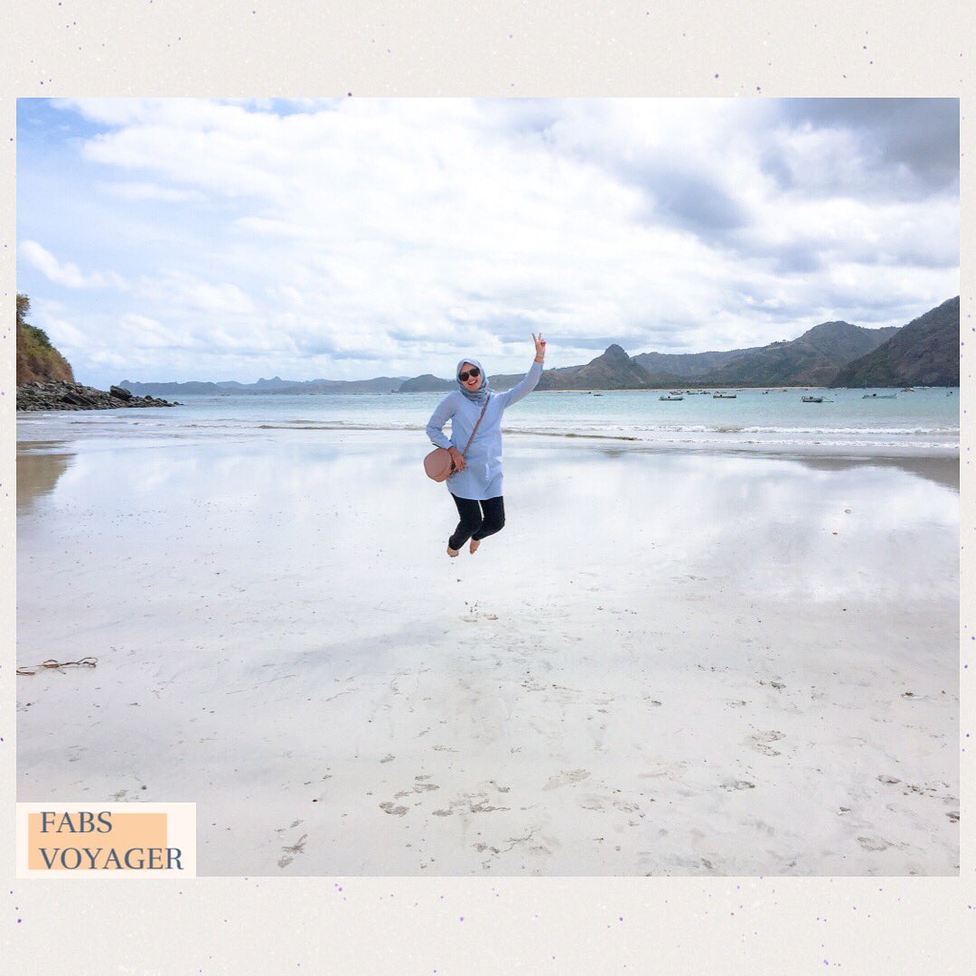 fabsvoyager's tweet photo. Let me drop this post in here because Selong Belanak is a must beach to visit while you’re in Lombok! 💕 https://t.co/xOtD9Kw8Xf