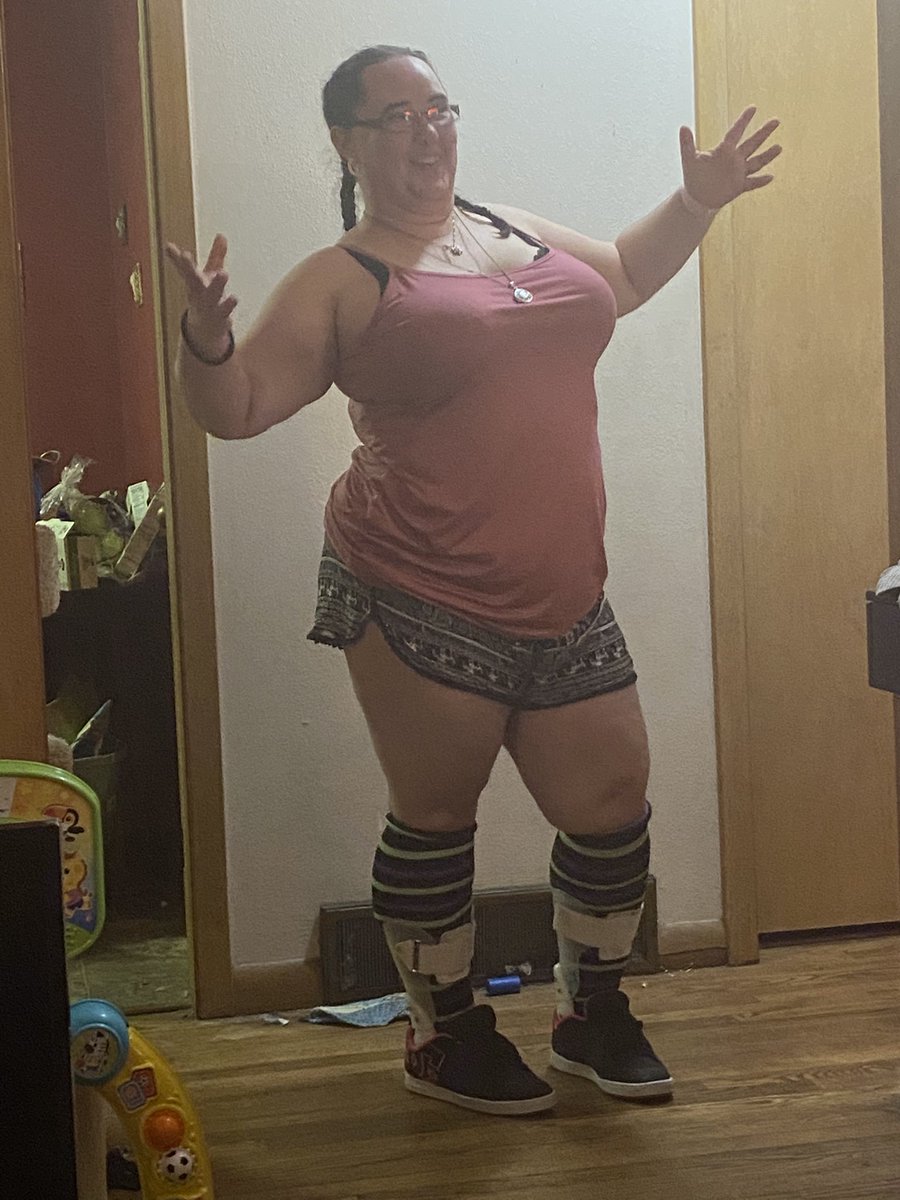 acey_ms's tweet photo. Getting ready to clean up for a part. Got new shorts so I was being a dork. One of the few full body standing. https://t.co/aVA81Mf4H5