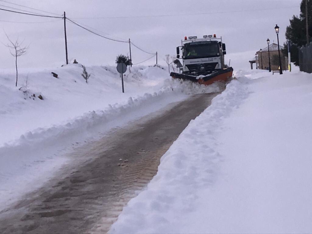 Villa_Atanzon's tweet photo. AYUNTAMIENTO DE ATANZÓN 
❄️ Temporal de nieve Filomena 
🚛 Llegada de la máquina quitanieves a Atanzón 
⚠️ Extremar la precauciones https://t.co/tGik66MZ2n