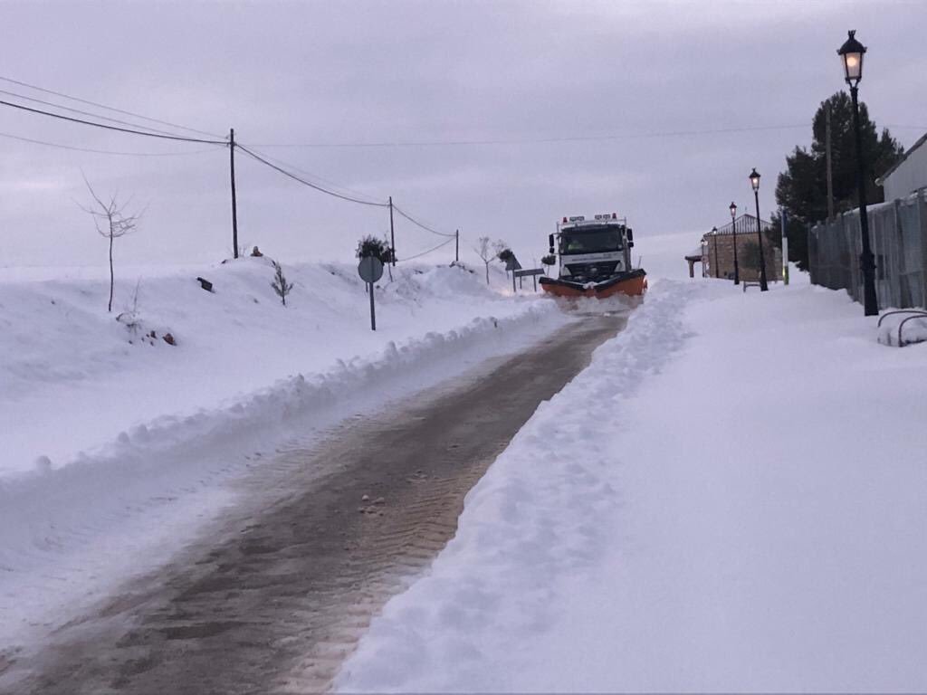 Villa_Atanzon's tweet photo. AYUNTAMIENTO DE ATANZÓN 
❄️ Temporal de nieve Filomena 
🚛 Llegada de la máquina quitanieves a Atanzón 
⚠️ Extremar la precauciones https://t.co/tGik66MZ2n