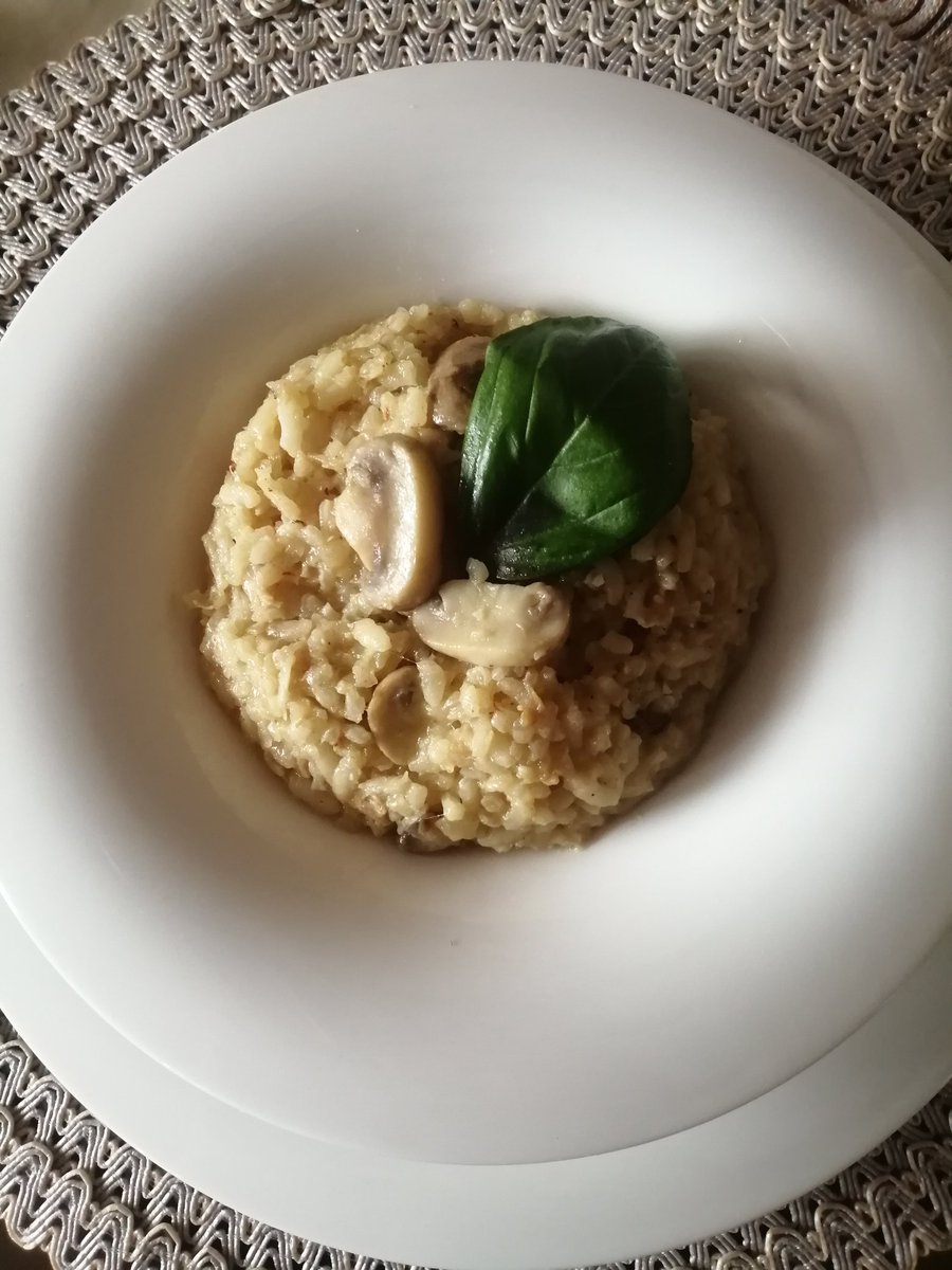 EsperanzaBenRam's tweet photo. Buen provecho!
Nada, ya que estamos en 🏡, a entretenernos con algo. Acá, hoy me inspiré en la cocina. Hice #risotto de hongos y pollo (ahh, sin #caseina ). Preparé "parmesano" vegan, usé ghee y el caldo #madeinhome @Nutriwhite https://t.co/kNNK2uvbqi