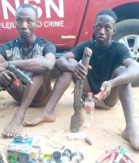 Oyoaffairs's tweet image. Amotekun Operations: Mokola, Iyangaku Police Stations Refuse to Detain Robbery Suspects

Exclusive reports from The Western Nigeria Security Network codenamed Amotekun has revealed that members of the Nigeria Police Force attached to Mokola and Iyangaku...
oyoaffairs.net/amotekun-opera…